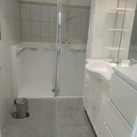 Frejus, 10Min Des Plages, Appartement T3, 5 Pers, Entierement Climatise Avec Parking Prive شقة *